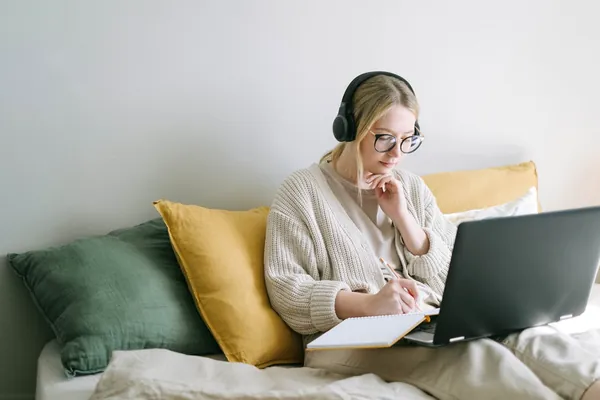 Mulher em sessão de terapia online