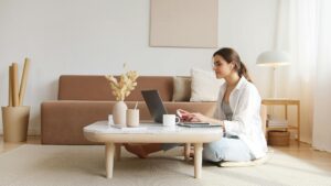 Uma pessoa procurando um psicólogo através do notebook.