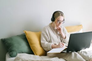 Mulher em sessão de terapia online